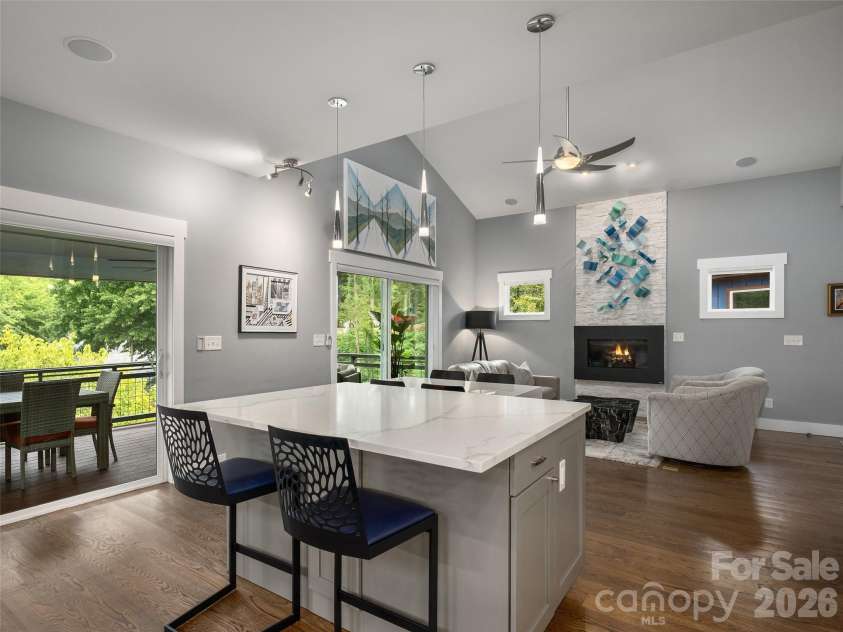 10 Birdhouse Row, Asheville, NC 28801.  MLS# CAR4426008, YatesRealty ID 53273. 