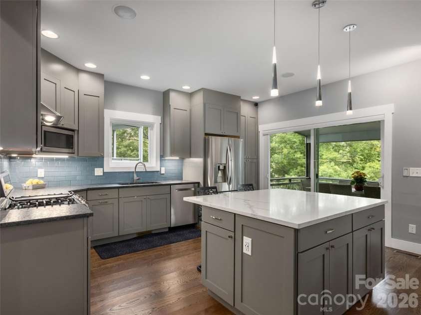 10 Birdhouse Row, Asheville, NC 28801.  MLS# CAR4426008, YatesRealty ID 53273. 
