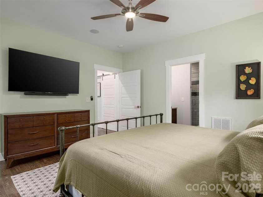 10 Birdhouse Row, Asheville, NC 28801.  MLS# CAR4426008, YatesRealty ID 53273. 
