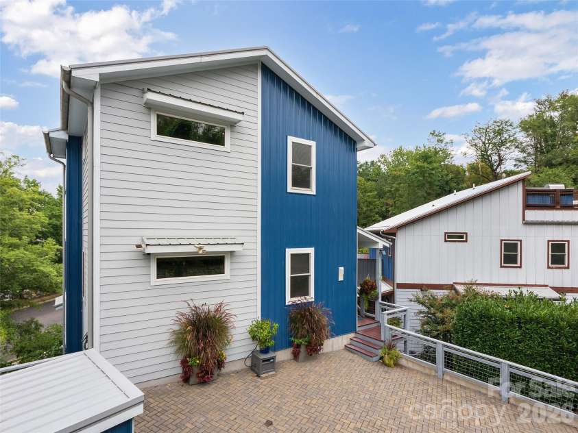 10 Birdhouse Row, Asheville, NC 28801.  MLS# CAR4426008, YatesRealty ID 53273. 
