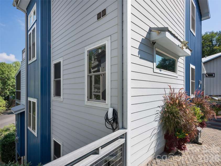10 Birdhouse Row, Asheville, NC 28801.  MLS# CAR4426008, YatesRealty ID 53273. 