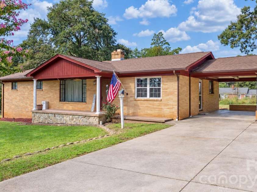 1723 31st Street, Hickory, NC 28601.  MLS# CAR4426624, YatesRealty ID 53276. 