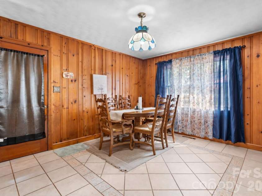 1723 31st Street, Hickory, NC 28601.  MLS# CAR4426624, YatesRealty ID 53276. 