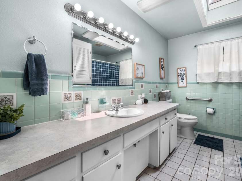 1723 31st Street, Hickory, NC 28601.  MLS# CAR4426624, YatesRealty ID 53276. 