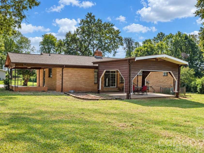 1723 31st Street, Hickory, NC 28601.  MLS# CAR4426624, YatesRealty ID 53276. 
