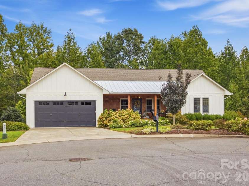124 Beechmont Drive, Morganton, NC 28655.  MLS# CAR4426147, YatesRealty ID 53280. 