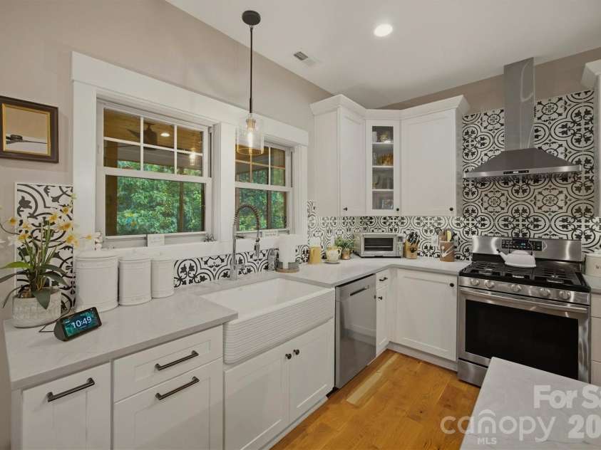 124 Beechmont Drive, Morganton, NC 28655.  MLS# CAR4426147, YatesRealty ID 53280. 