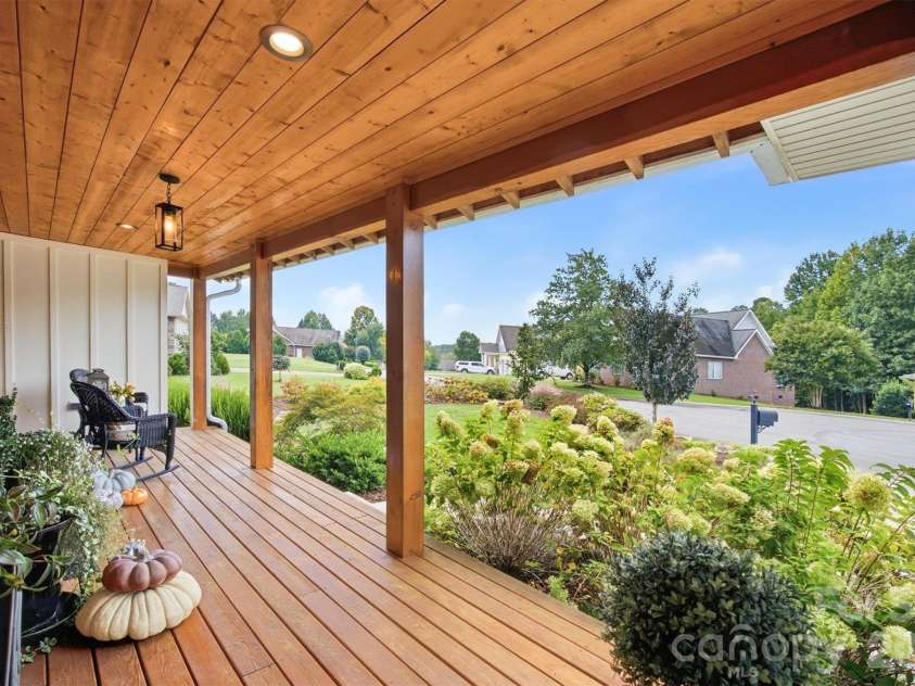 124 Beechmont Drive, Morganton, NC 28655.  MLS# CAR4426147, YatesRealty ID 53280. 