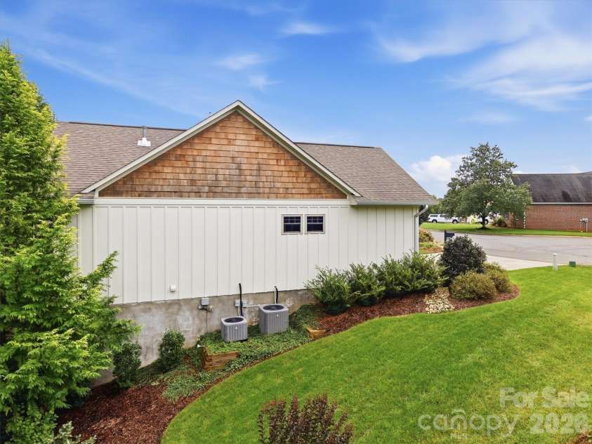 124 Beechmont Drive, Morganton, NC 28655.  MLS# CAR4426147, YatesRealty ID 53280. 