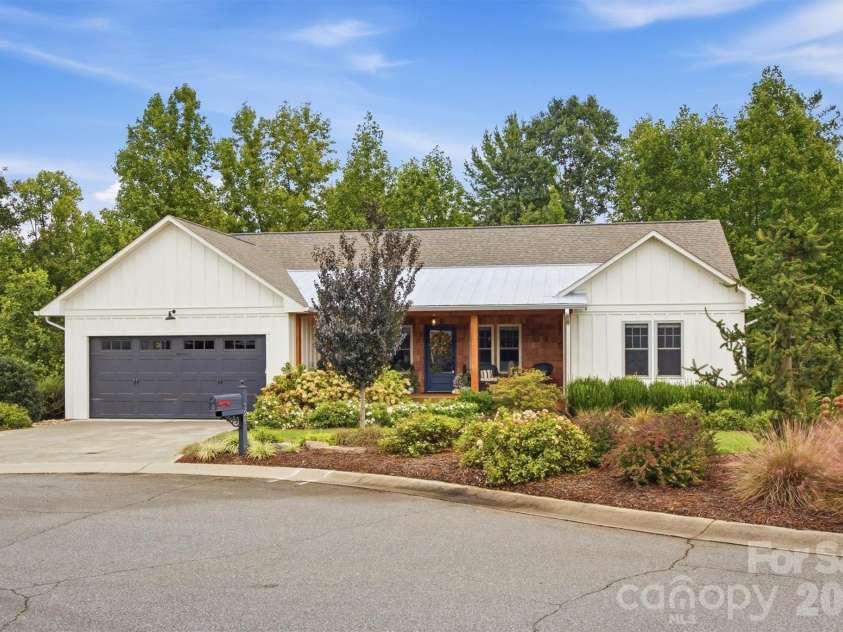 124 Beechmont Drive, Morganton, NC 28655.  MLS# CAR4426147, YatesRealty ID 53280. 