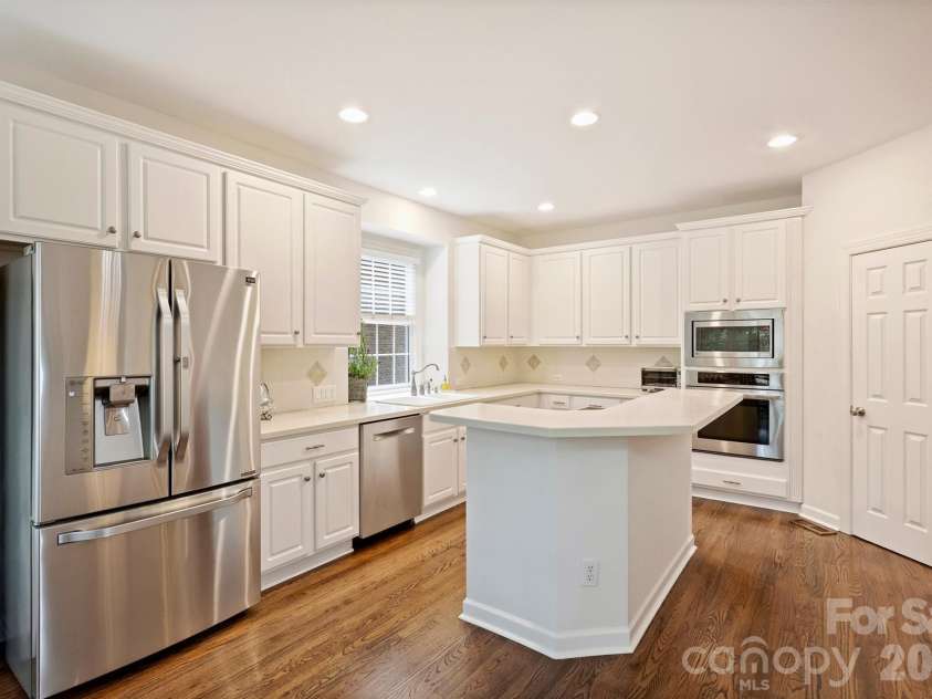 7410 Roseland Avenue, Charlotte, NC 28277.  MLS# CAR4406265, YatesRealty ID 53281. 