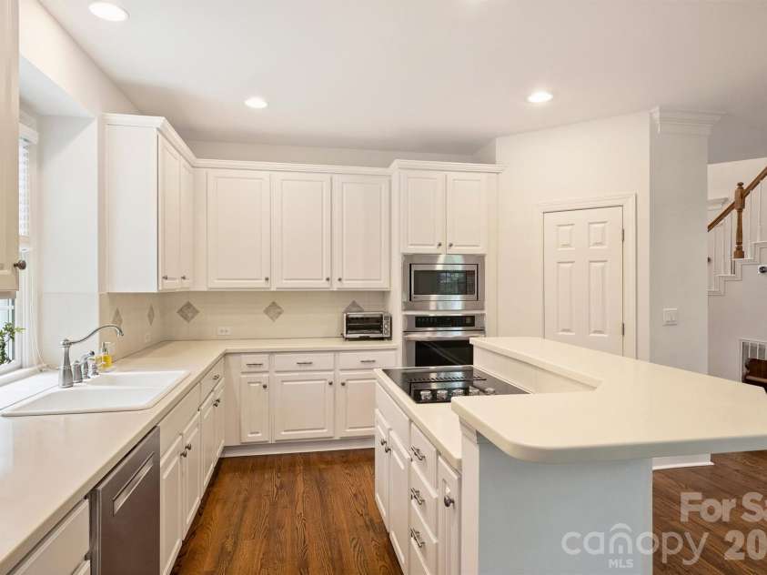 7410 Roseland Avenue, Charlotte, NC 28277.  MLS# CAR4406265, YatesRealty ID 53281. 