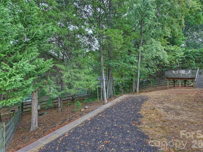 7410 Roseland Avenue, Charlotte, NC 28277.  MLS# CAR4406265, YatesRealty ID 53281. 