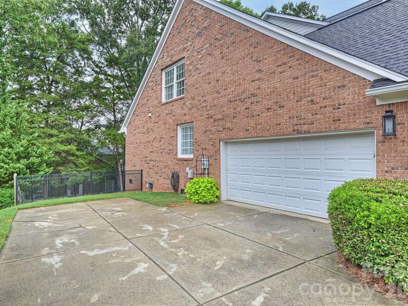 7410 Roseland Avenue, Charlotte, NC 28277.  MLS# CAR4406265, YatesRealty ID 53281. 