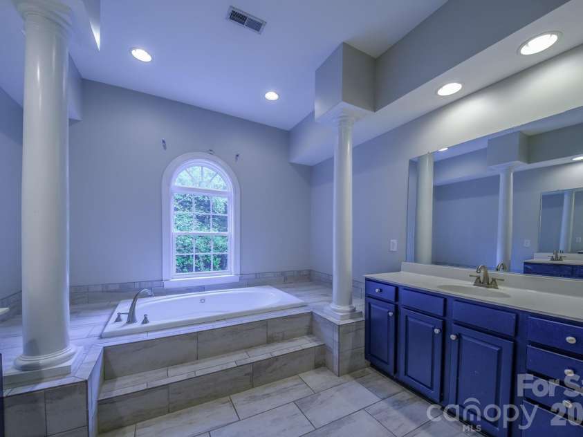 2420 Runnymede Lane, Charlotte, NC 28209.  MLS# CAR4428826, YatesRealty ID 53282. 
