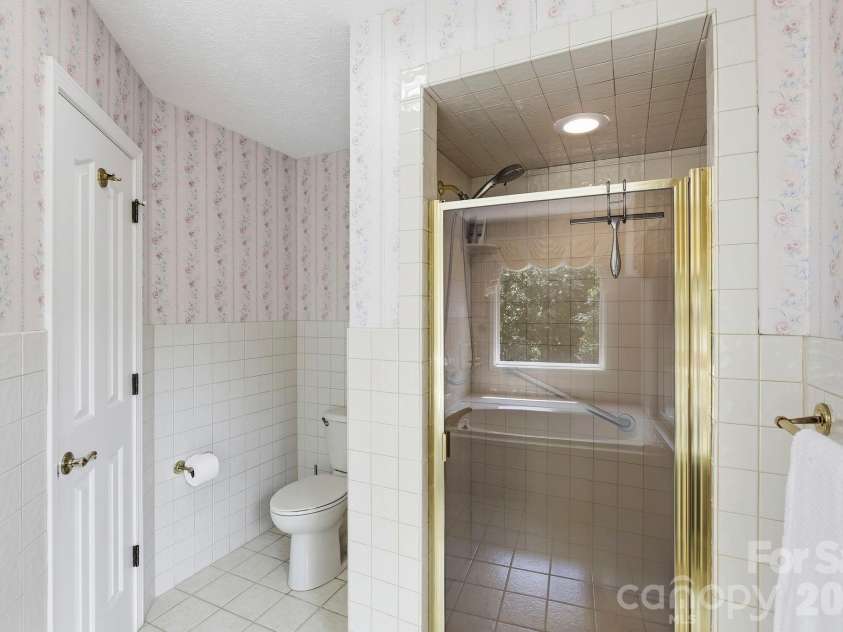 244 Mountain Valley Drive, Hendersonville, NC 28739.  MLS# CAR4425255, YatesRealty ID 53285. 