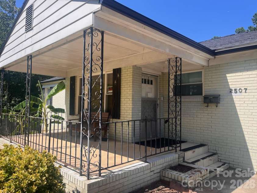 2507 Elkwood Circle, Charlotte, NC 28205.  MLS# CAR4428745, YatesRealty ID 53287. 