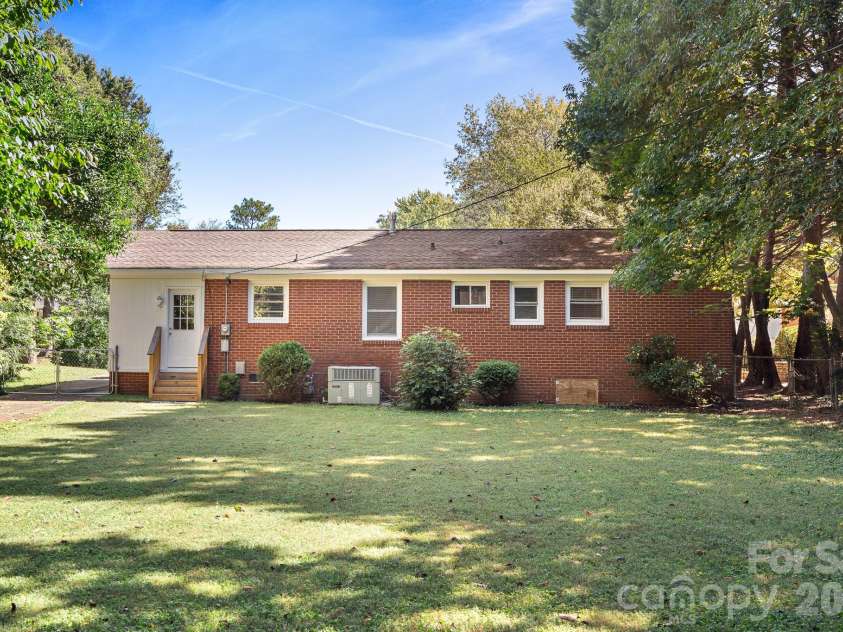 1914 Kilborne Drive, Charlotte, NC 28205.  MLS# CAR4428533, YatesRealty ID 53289. 