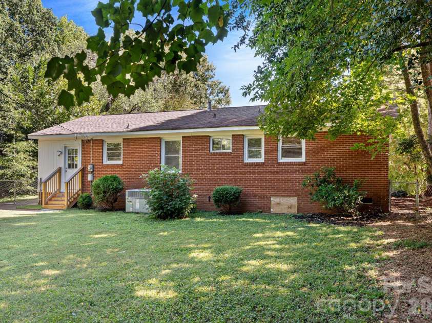 1914 Kilborne Drive, Charlotte, NC 28205.  MLS# CAR4428533, YatesRealty ID 53289. 