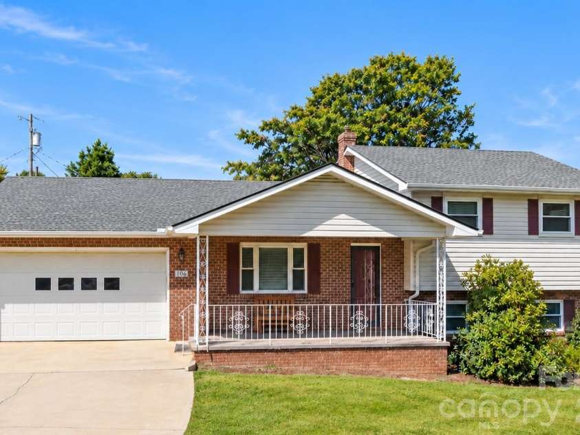 106 Mohican Trail, East Flat Rock, NC 28726.  MLS# CAR4427684, YatesRealty ID 53292. 