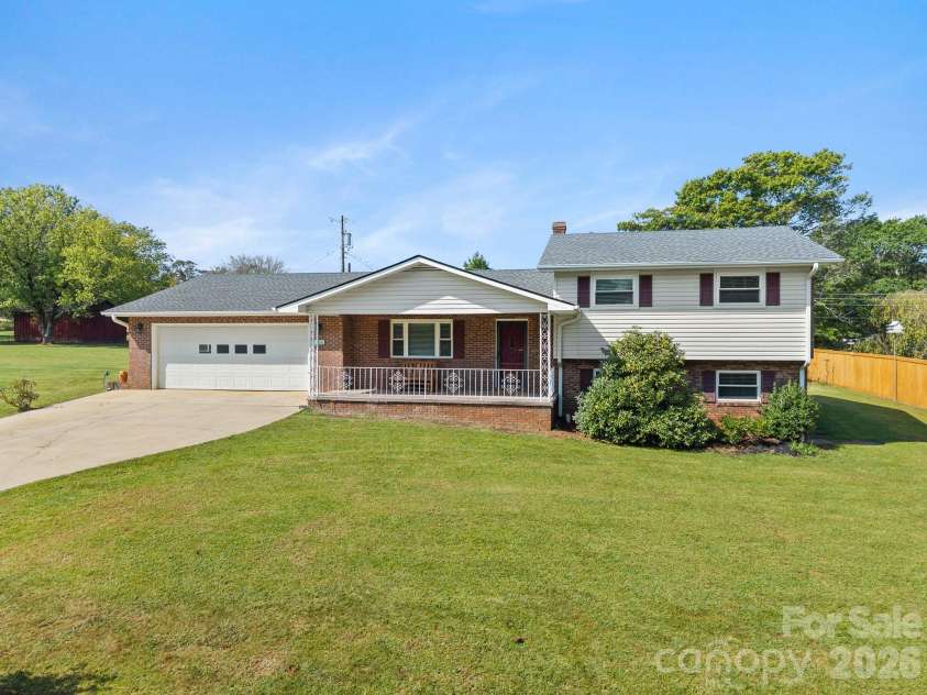 106 Mohican Trail, East Flat Rock, NC 28726.  MLS# CAR4427684, YatesRealty ID 53292. 
