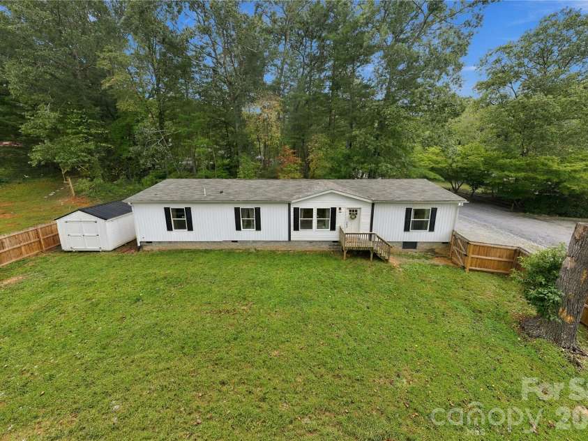 371 Piney Ridge Drive, Hendersonville, NC 28791.  MLS# CAR4428835, YatesRealty ID 53293. 