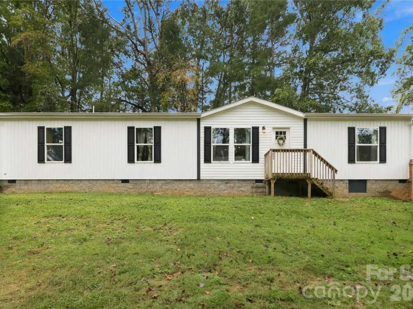 371 Piney Ridge Drive, Hendersonville, NC 28791.  MLS# CAR4428835, YatesRealty ID 53293. 