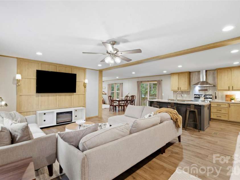 371 Piney Ridge Drive, Hendersonville, NC 28791.  MLS# CAR4428835, YatesRealty ID 53293. 