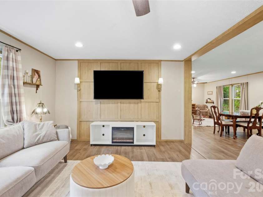 371 Piney Ridge Drive, Hendersonville, NC 28791.  MLS# CAR4428835, YatesRealty ID 53293. 