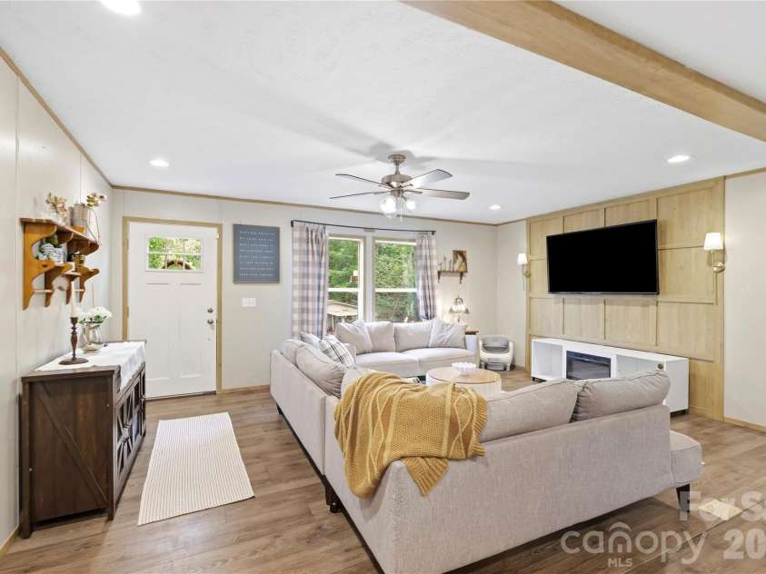 371 Piney Ridge Drive, Hendersonville, NC 28791.  MLS# CAR4428835, YatesRealty ID 53293. 