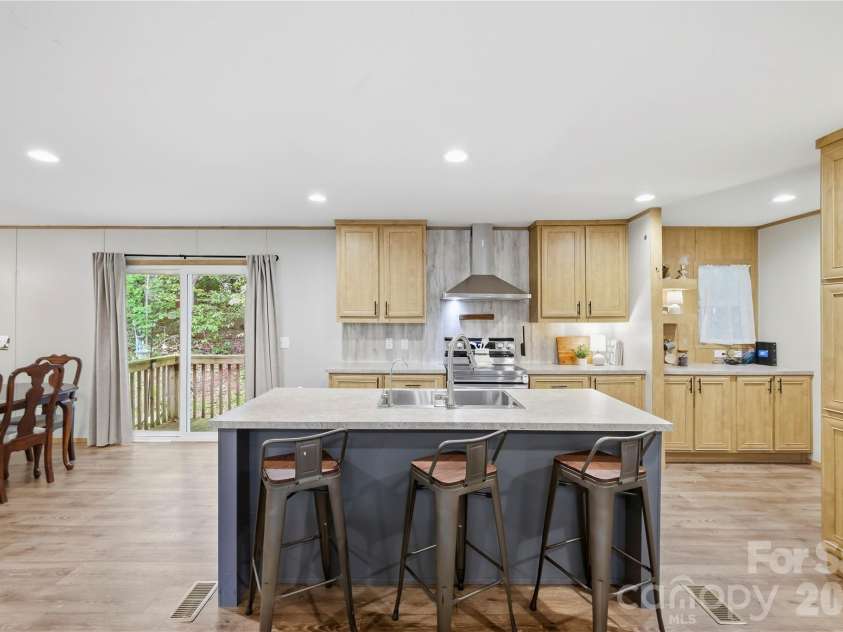 371 Piney Ridge Drive, Hendersonville, NC 28791.  MLS# CAR4428835, YatesRealty ID 53293. 