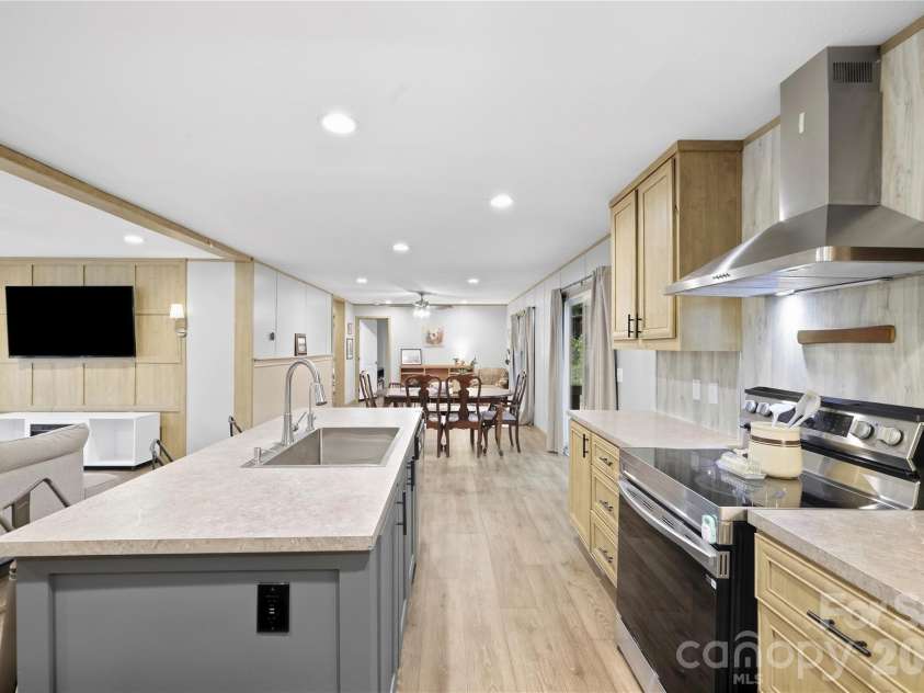 371 Piney Ridge Drive, Hendersonville, NC 28791.  MLS# CAR4428835, YatesRealty ID 53293. 