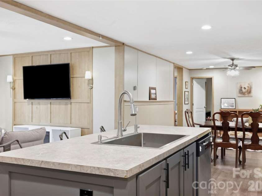 371 Piney Ridge Drive, Hendersonville, NC 28791.  MLS# CAR4428835, YatesRealty ID 53293. 
