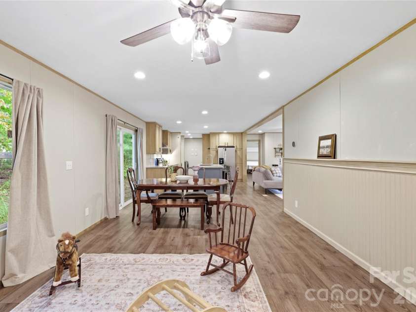 371 Piney Ridge Drive, Hendersonville, NC 28791.  MLS# CAR4428835, YatesRealty ID 53293. 