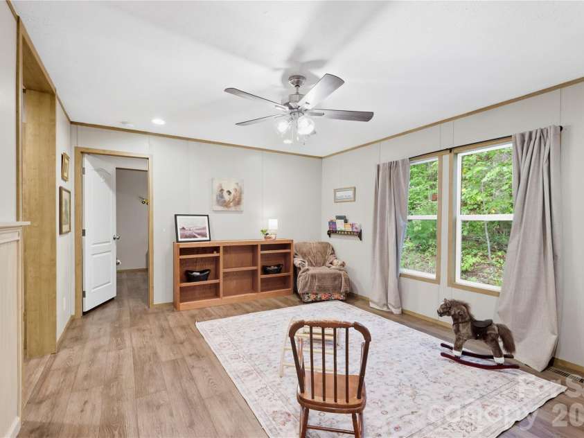 371 Piney Ridge Drive, Hendersonville, NC 28791.  MLS# CAR4428835, YatesRealty ID 53293. 
