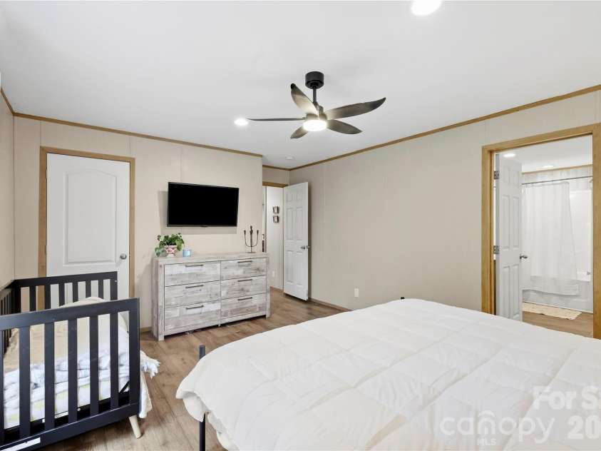 371 Piney Ridge Drive, Hendersonville, NC 28791.  MLS# CAR4428835, YatesRealty ID 53293. 
