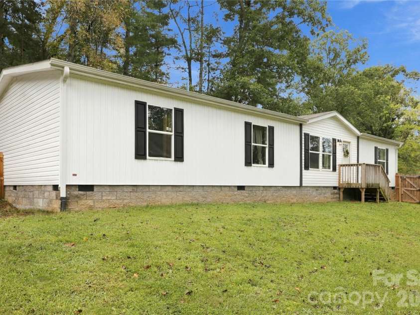 371 Piney Ridge Drive, Hendersonville, NC 28791.  MLS# CAR4428835, YatesRealty ID 53293. 