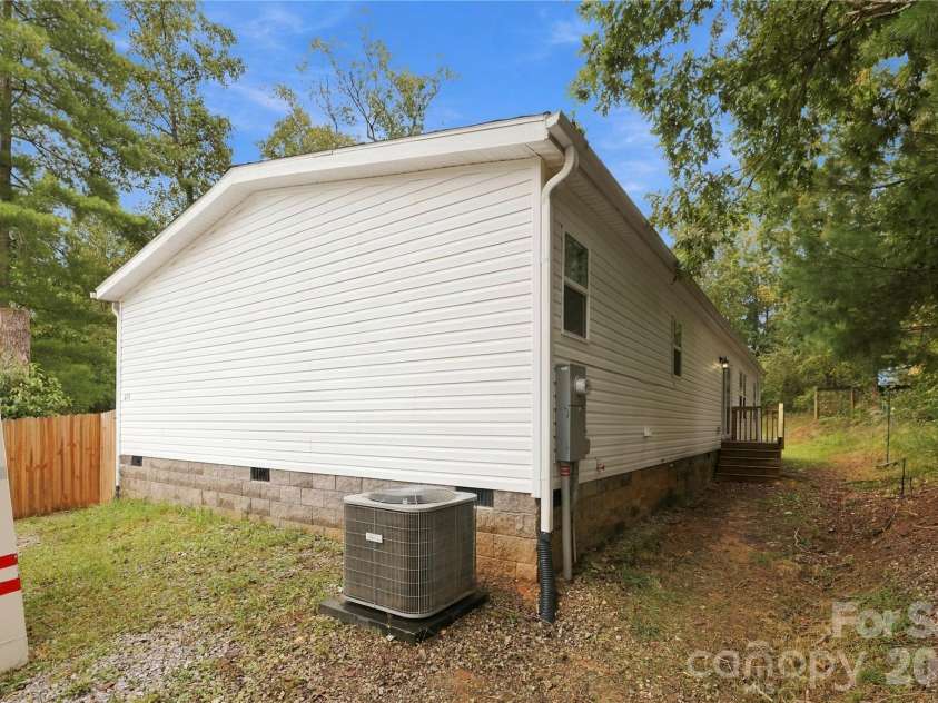 371 Piney Ridge Drive, Hendersonville, NC 28791.  MLS# CAR4428835, YatesRealty ID 53293. 