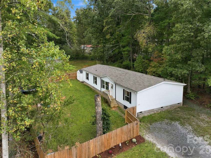 371 Piney Ridge Drive, Hendersonville, NC 28791.  MLS# CAR4428835, YatesRealty ID 53293. 