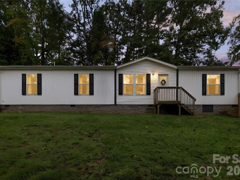 371 Piney Ridge Drive, Hendersonville, NC 28791.  MLS# CAR4428835, YatesRealty ID 53293. 