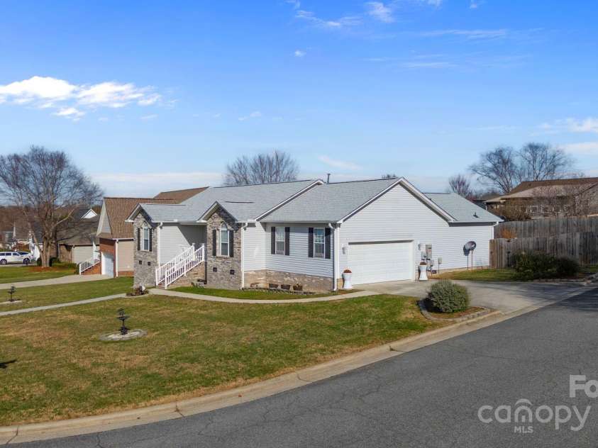 100 Lindsay Drive, Archdale, NC 27263.  MLS# CAR4326944, YatesRealty ID 533. 