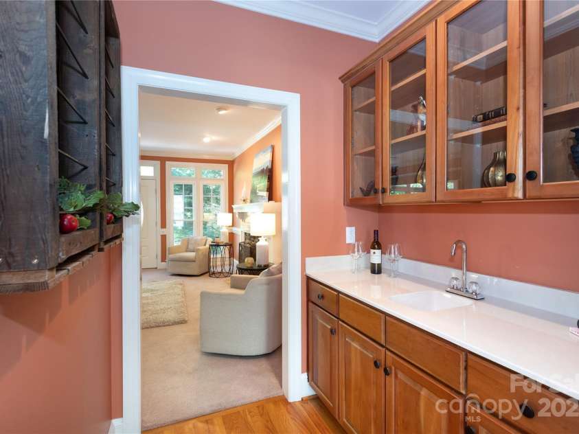 3010 Lakewood Edge Drive, Charlotte, NC 28269.  MLS# CAR4245199, YatesRealty ID 5330. 