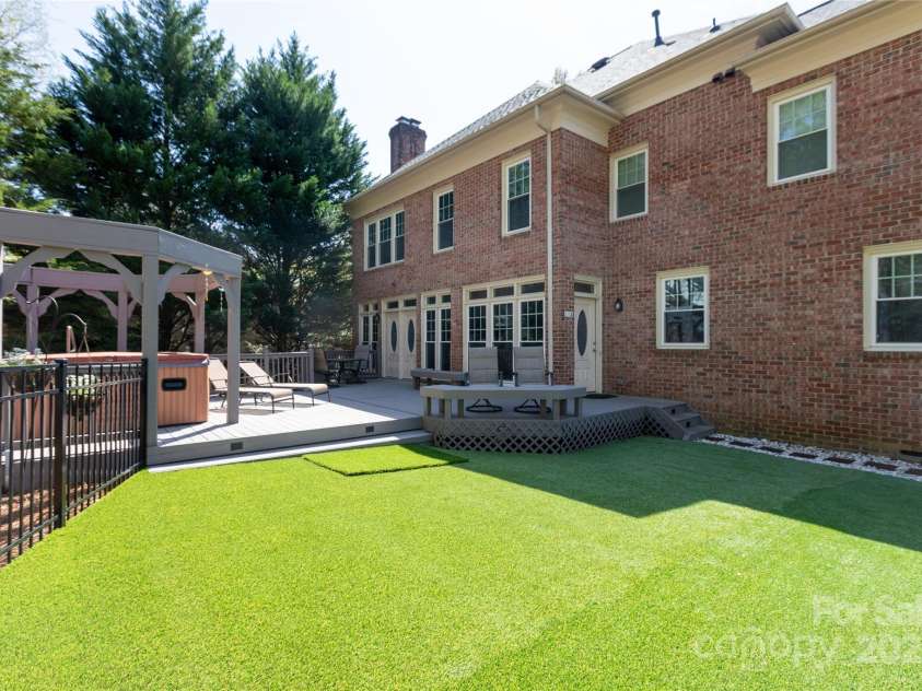 3010 Lakewood Edge Drive, Charlotte, NC 28269.  MLS# CAR4245199, YatesRealty ID 5330. 