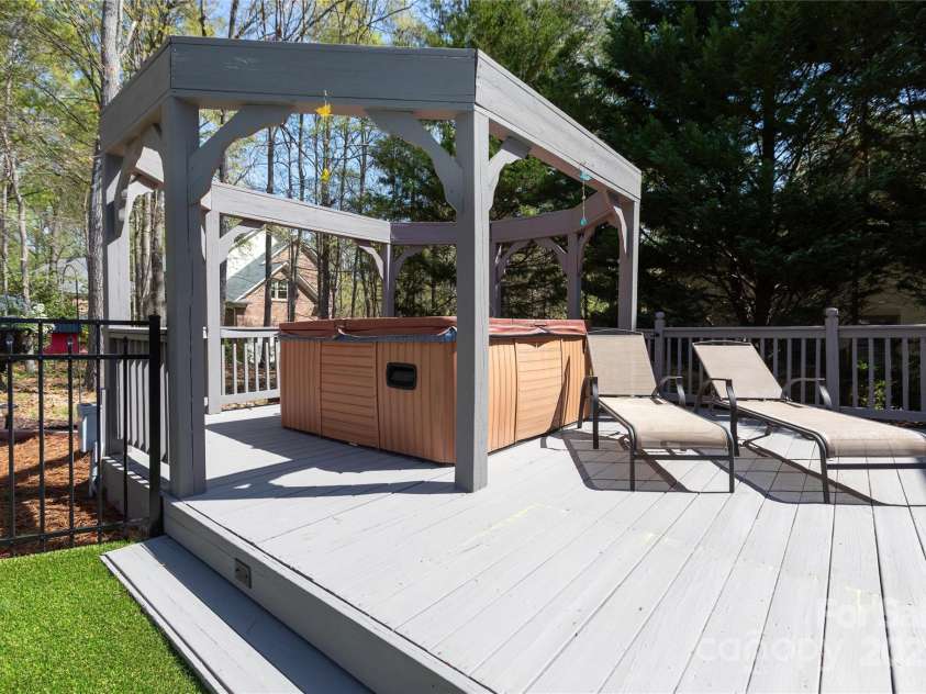 3010 Lakewood Edge Drive, Charlotte, NC 28269.  MLS# CAR4245199, YatesRealty ID 5330. 