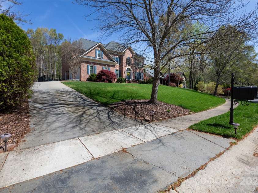 3010 Lakewood Edge Drive, Charlotte, NC 28269.  MLS# CAR4245199, YatesRealty ID 5330. 