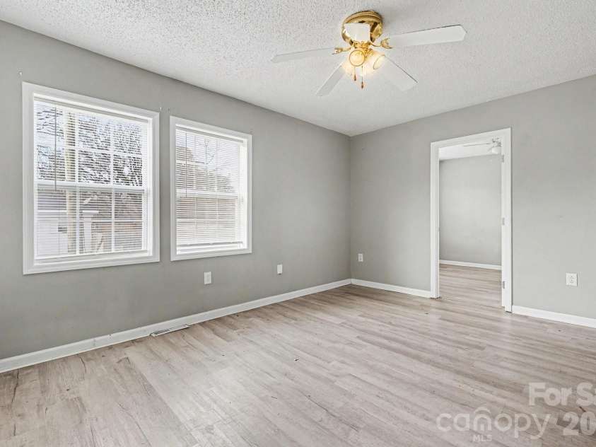 9501 Misenheimer Road, Charlotte, NC 28215.  MLS# CAR4316731, YatesRealty ID 5330. 