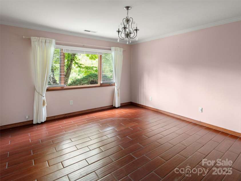15 Ridge Terrace, Asheville, NC 28804.  MLS# CAR4245489, YatesRealty ID 5331. Front bedroom