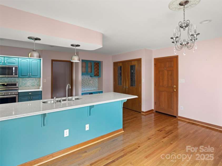 15 Ridge Terrace, Asheville, NC 28804.  MLS# CAR4245489, YatesRealty ID 5331. Kitchen Island