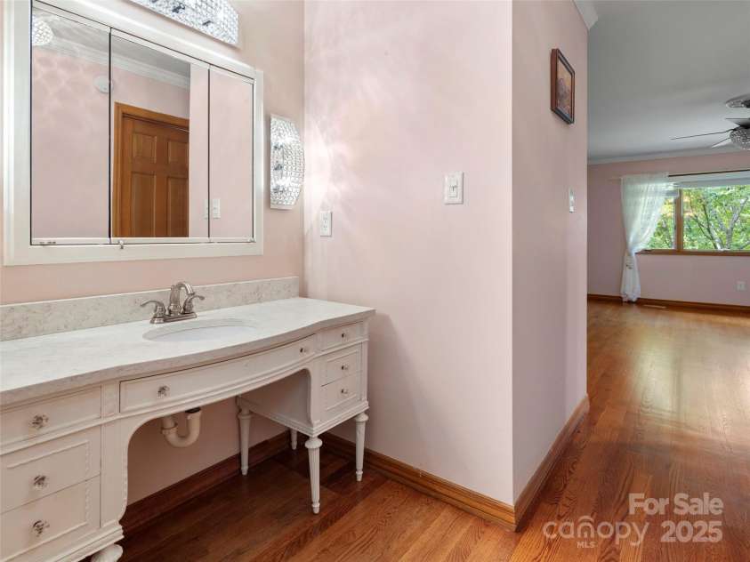15 Ridge Terrace, Asheville, NC 28804.  MLS# CAR4245489, YatesRealty ID 5331. Primary bath