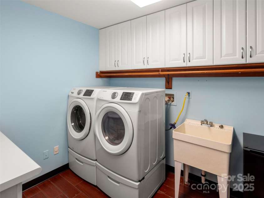 15 Ridge Terrace, Asheville, NC 28804.  MLS# CAR4245489, YatesRealty ID 5331. Washer/Dryer convey